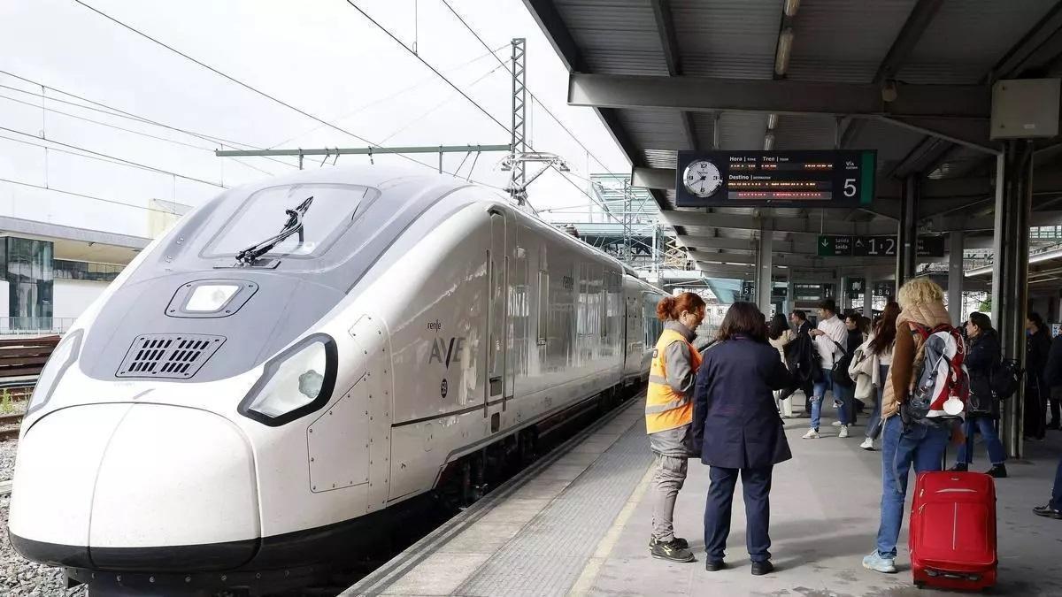 Pasajeros de un AVE procedente de Madrid en Santiago.