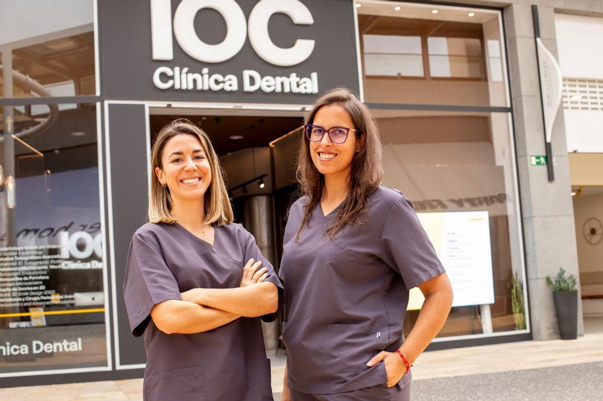 Las Doctoras Beatriz Delgado y Sara Peña, odontólogas especializadas en ortodoncia y ortopedia, frente a  IOC Clínica Dental | C.C. Alisios, en Gran Canaria.