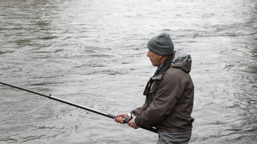 Un pescador en el Narcea, el pasado abril. | Juan Plaza