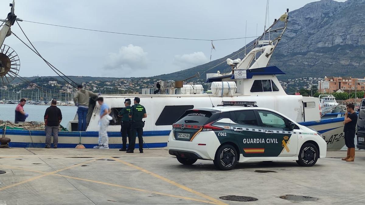 La embarcación Vidals al llegar a puerto y antes de que se bajase el cadáver.