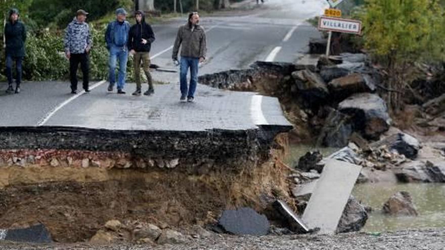 Una carretera, destrossada per la força de l&#039;aigua.