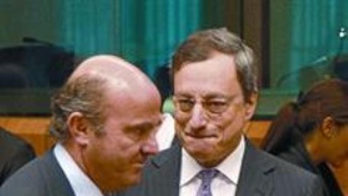 El ministro de Economía, Luis de Guindos (izquierda), con el presidente del BCE, Mario Draghi.