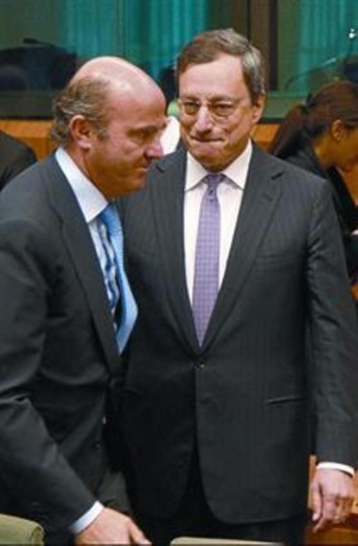 El ministre d’Economia, Luis de Guindos (esquerra), amb el president del BCE, Mario Draghi.