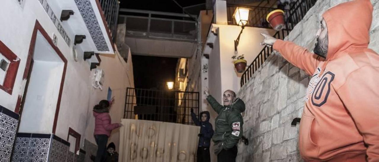 Dos vecinos señalan uno de los puntos desde donde tiran botellas y hielo contra las casas.