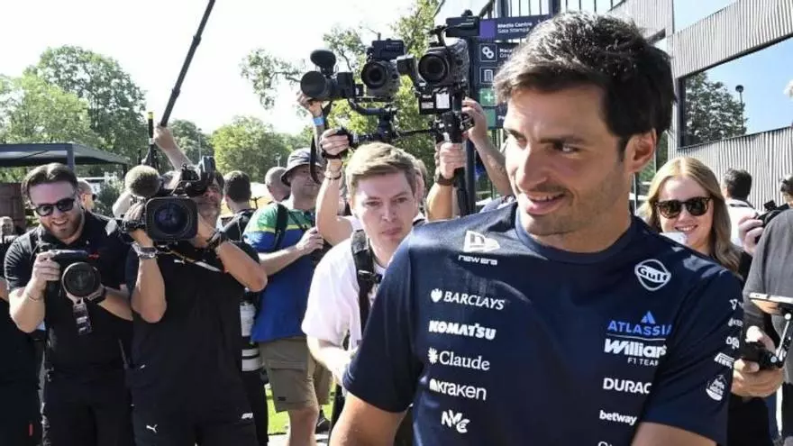 Así ha sido el recibimiento a Carlos Sainz en la presentación de la Fan Zone de Williams