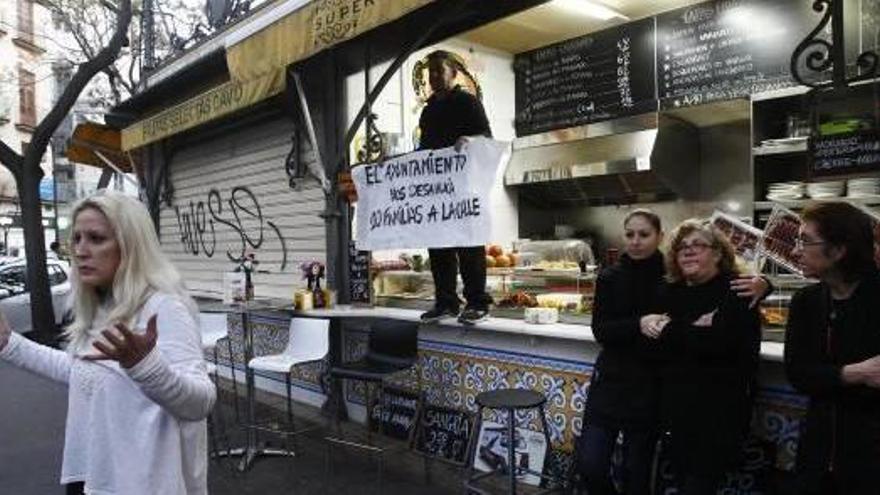 Aplazan 15 días el desahucio de un bar del exterior del Mercado Central