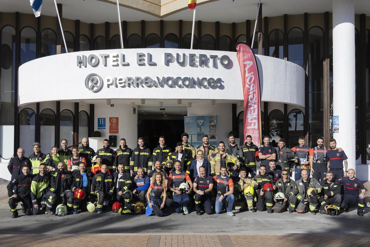 Bomberos de toda España se han dado cita en Fuengirola para participar en la primera Carrera Vertical