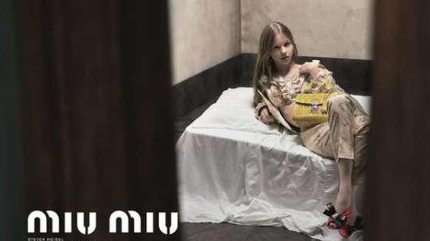 Arriba, imagen del anuncio de Gucci y, a la izquierda, campaña de Miu Miu, ambas retiradas.