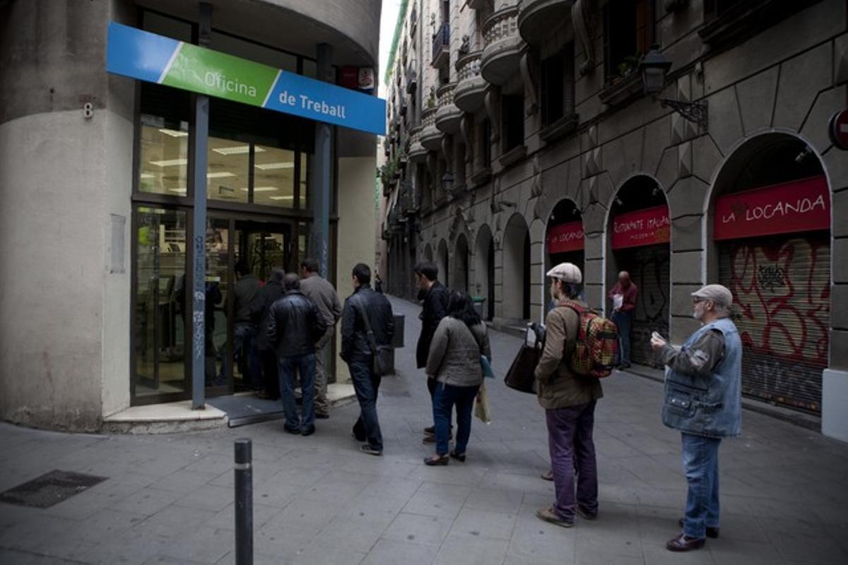 Cues davant una oficia de Treball, al centre de Barcelona, el mes d’abril passat. Cues davant una oficia de Treball, al centre de Barcelona, el mes d’abril passat.