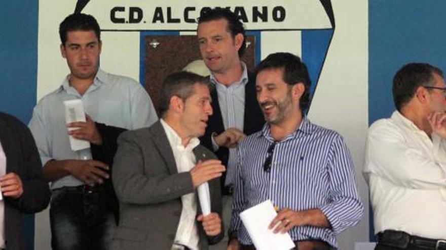 El presidente del Alcoyano, Juan Serrano, dialoga con el edil de Deportes, Rafa Carbonell, en el palco de El Collao el pasado sábado en el partido frente al Villarreal B.