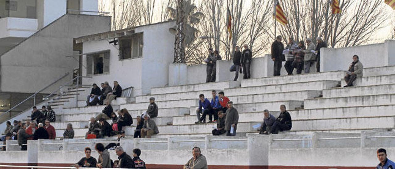 Vista de la tribuna descubierta del Hipòdrom de Manacor y su escaso público el pasado sábado.