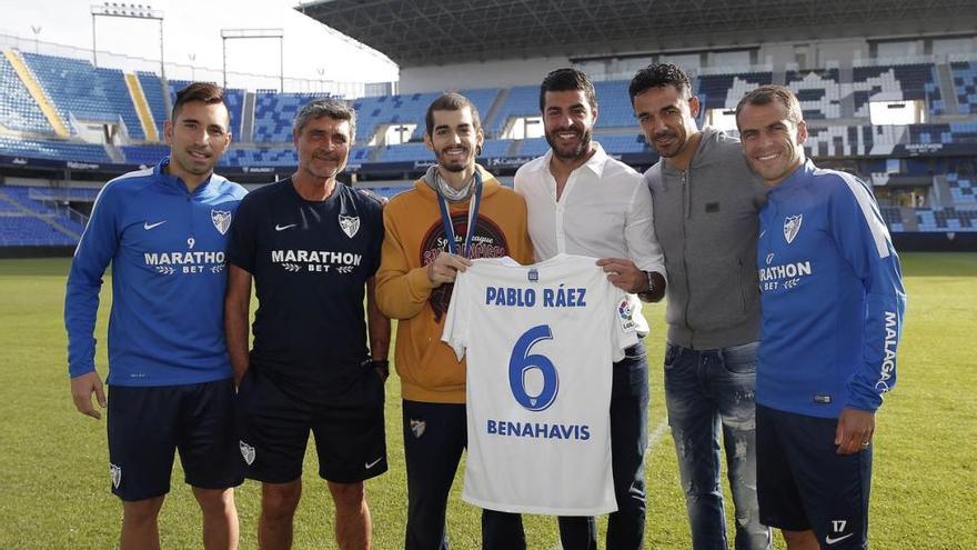 La plantilla malaguista le ha entregado una camiseta a Pablo Ráez