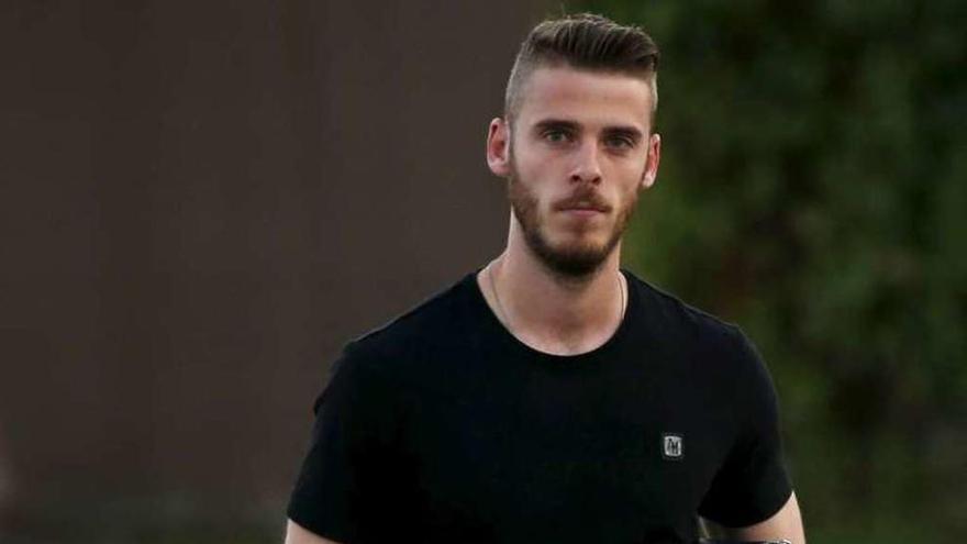 Protagonista en la concentración de la selección en Las Rozas | David de Gea fue el protagonista de la llegada de los internacionales a la concentración de la selección española. El portero del Manchester United llegó en torno a las 20.35 horas a la Ciudad del Fútbol de Las Rozas y pasó rápido por el pasillo preparado para las declaraciones a los medios de comunicación sin contestar preguntas y con gesto serio, para sumarse a la convocatoria de Vicente del Bosque para los partidos contra Eslovaquia y Macedonia. Antes habían llegado su compañero en el United Juan Mata, el juzgador del Chelsea César Azpilicueta, el jugador del Real Madrid Isco y Vicente del Bosque. Sergio Ramos fue el único que hizo declaraciones sobre el caso de De Gea. &quot;No he hablado con él (De Gea), no he conversado y no sé qué opinión tendrá. La vida sigue, tampoco creo que nadie se muera por nada y debe seguir trabajando para mantener ese gran nivel porque es uno de los mejores porteros&quot;, dijo.