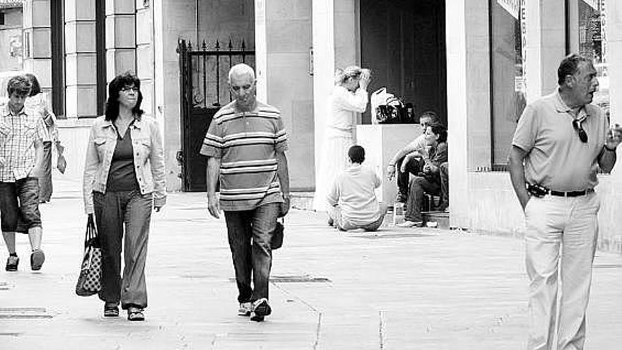 Un grupo de personas paseando por la calle Magdalena.