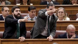 Diputados de Vox protestan en el pleno de aprobación definitiva de la ley de amnistía en el Congreso de los Diputados.