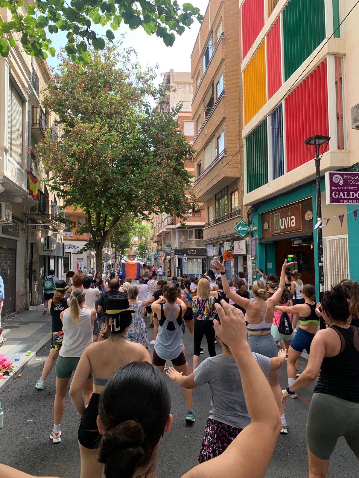 Participantes en una sesión de zumba realizada en la calle Poeta Quintana de Alicante.