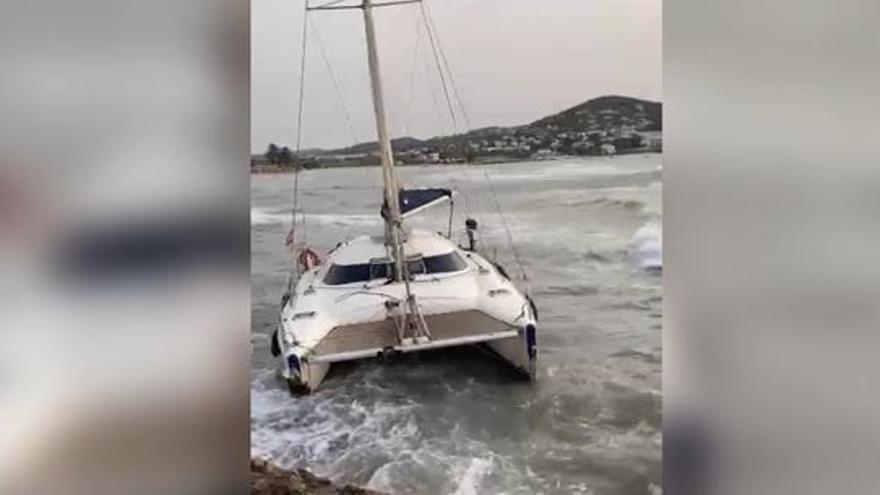 Vídeo: Un velero encalla en la playa de Talamanca