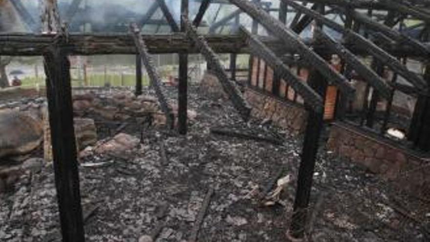 Restos del balneario quemado durante la madrugada del pasado miércoles.