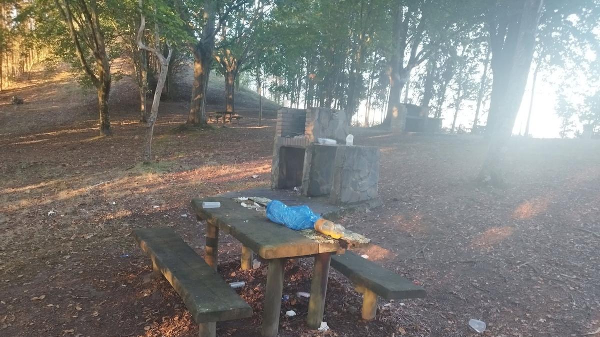 Lamentable estado del área recreativa Llanu’l Cura, en Cangas de Onís