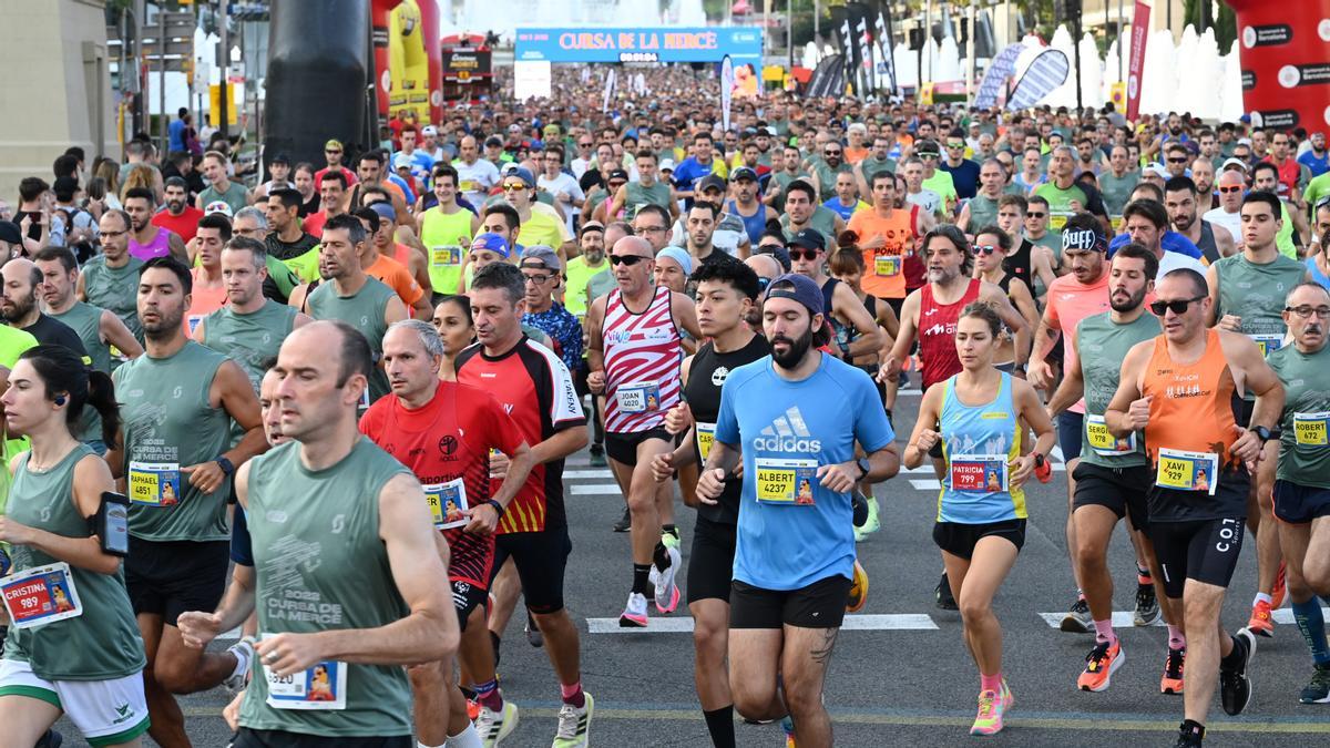 Los corredores enfilan el Paral.lel tras la salida de la Cursa de la Mercè 2022 