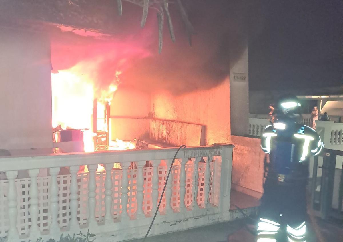 Incendio en la madrugada de este lunes en una vivienda en la calle Salinas, en Puerto del Carmen (Tías), en Lanzarote