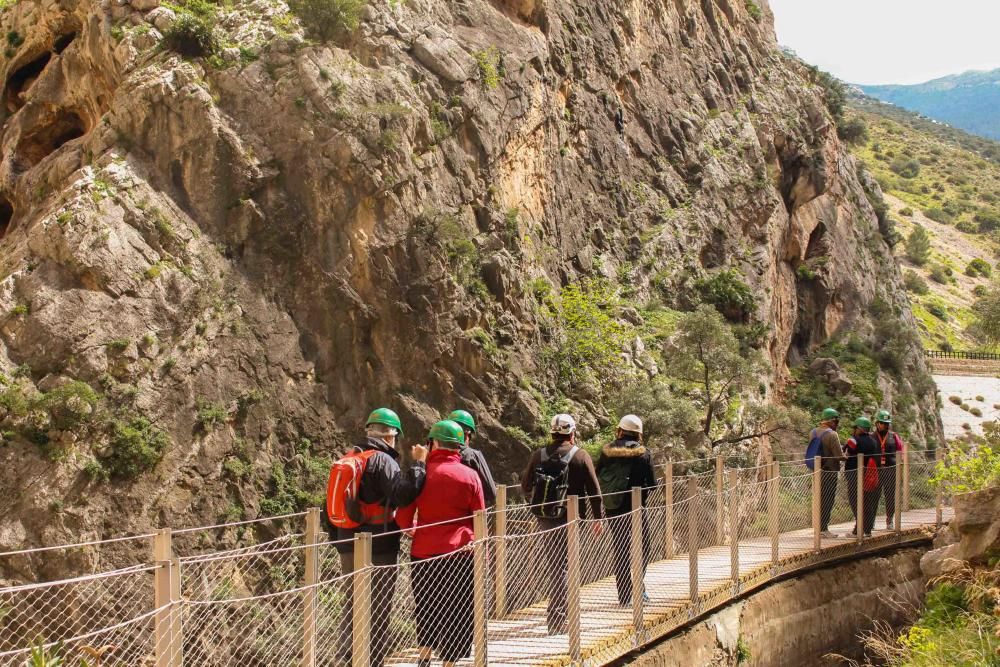 Varios ciegos y discapacitados visuales disfrutan de una visita al Desfiladero de los Gaitanes en la que han podido experimentar sensaciones dirigidas a sus cuatro sentidos.