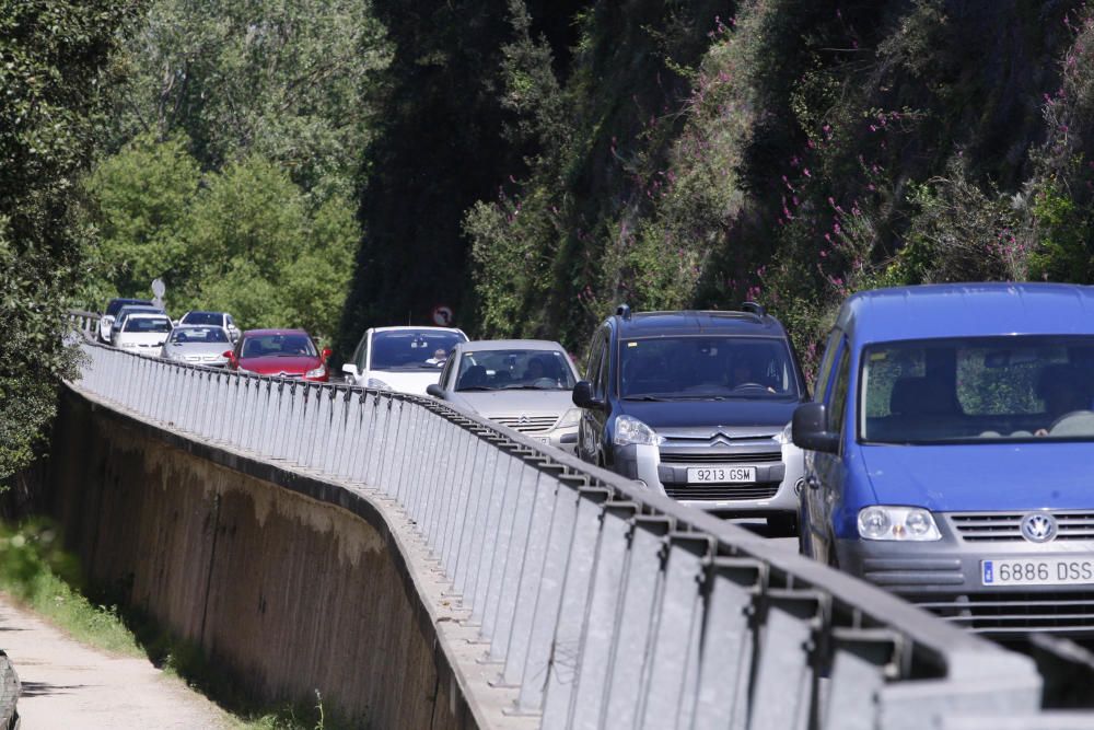 Cues a la «carretera de la Vergonya» per les obres