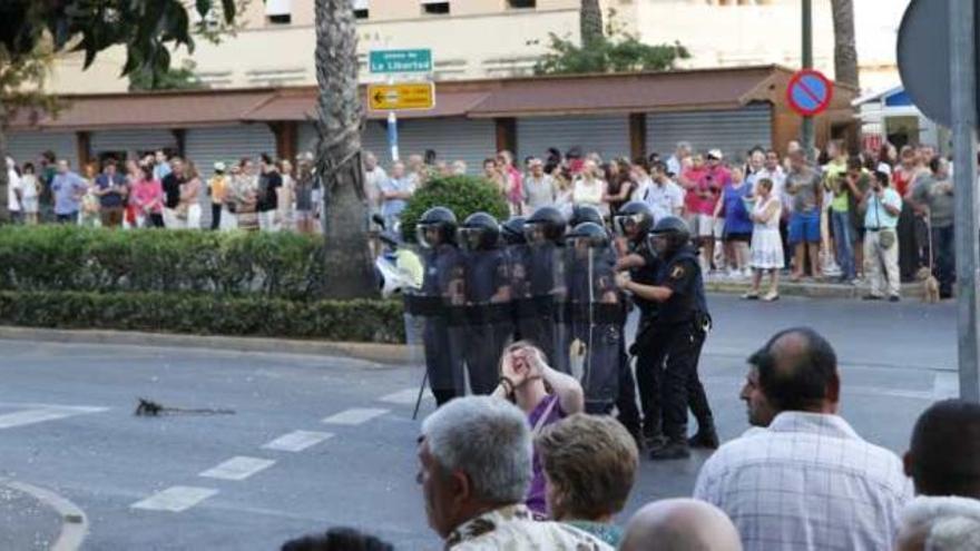 La Policía Local defiende usar material antidisturbios para atajar el top manta