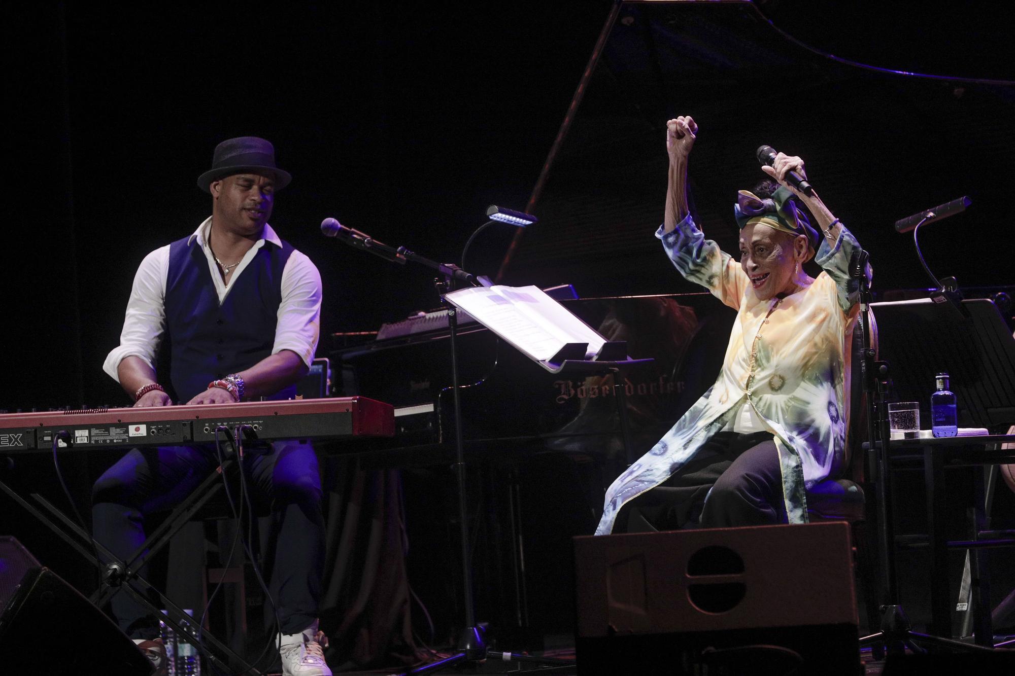 La diva del Buena Vista Social Club llena el Principal de alegría y el arte cubano