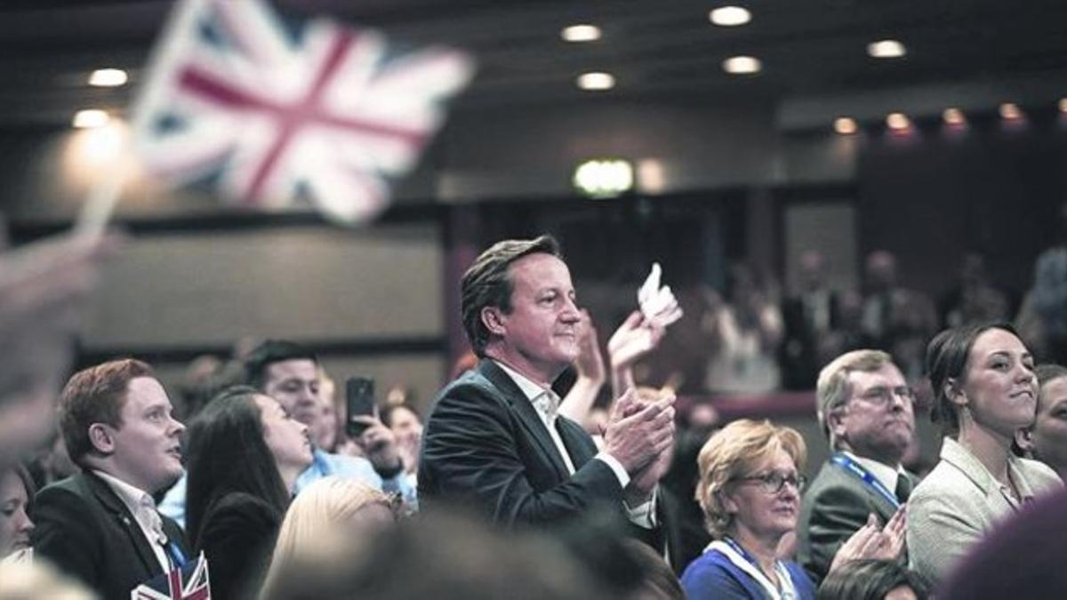 Cameron aplaude en la conferencia del Partido Conservador, ayer en Birmingham.