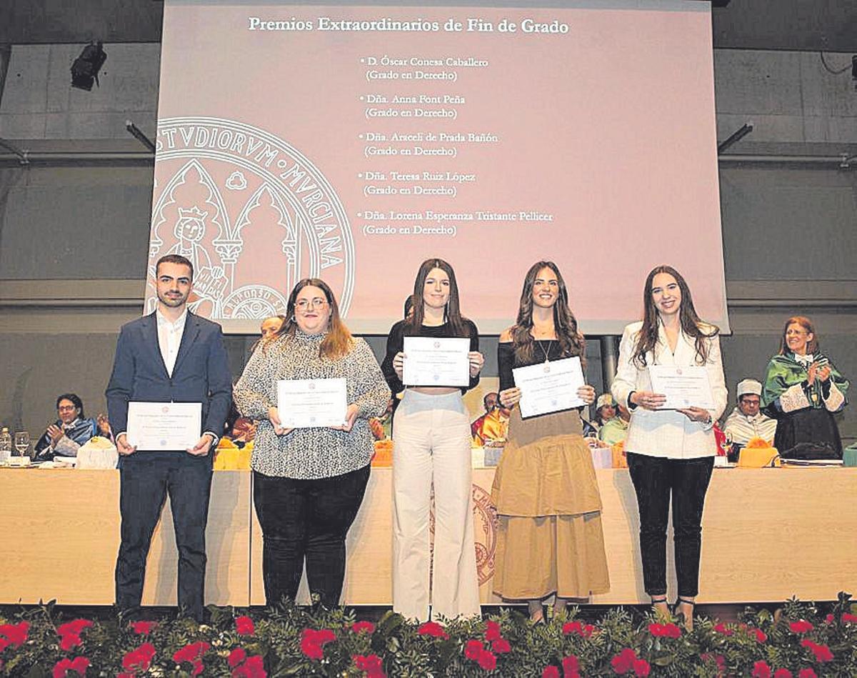 La UMU ha entregado un centenar de premios a los mejores expedientes academicos