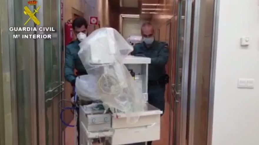 Coronavirus en Córdoba: la Guardia Civil traslada cinco respiradores al hospital de Antequera