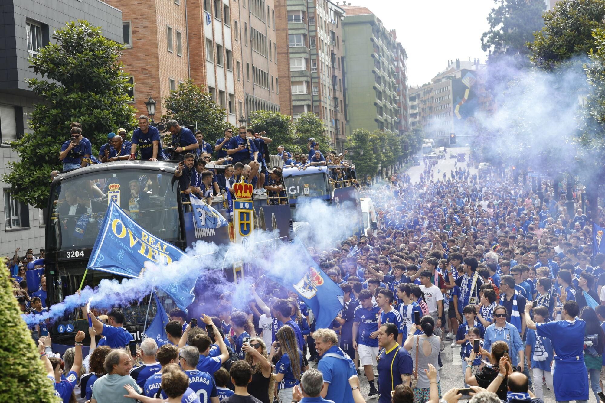 Locura azul en las calles de Oviedo para celebrar el ascenso del equipo a Primera División