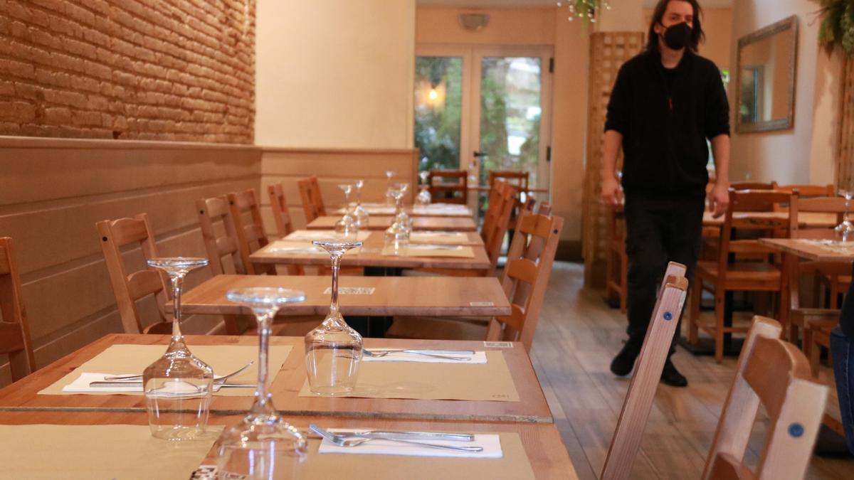 Diverses taules buides a l&#039;interior d&#039;un restaurant