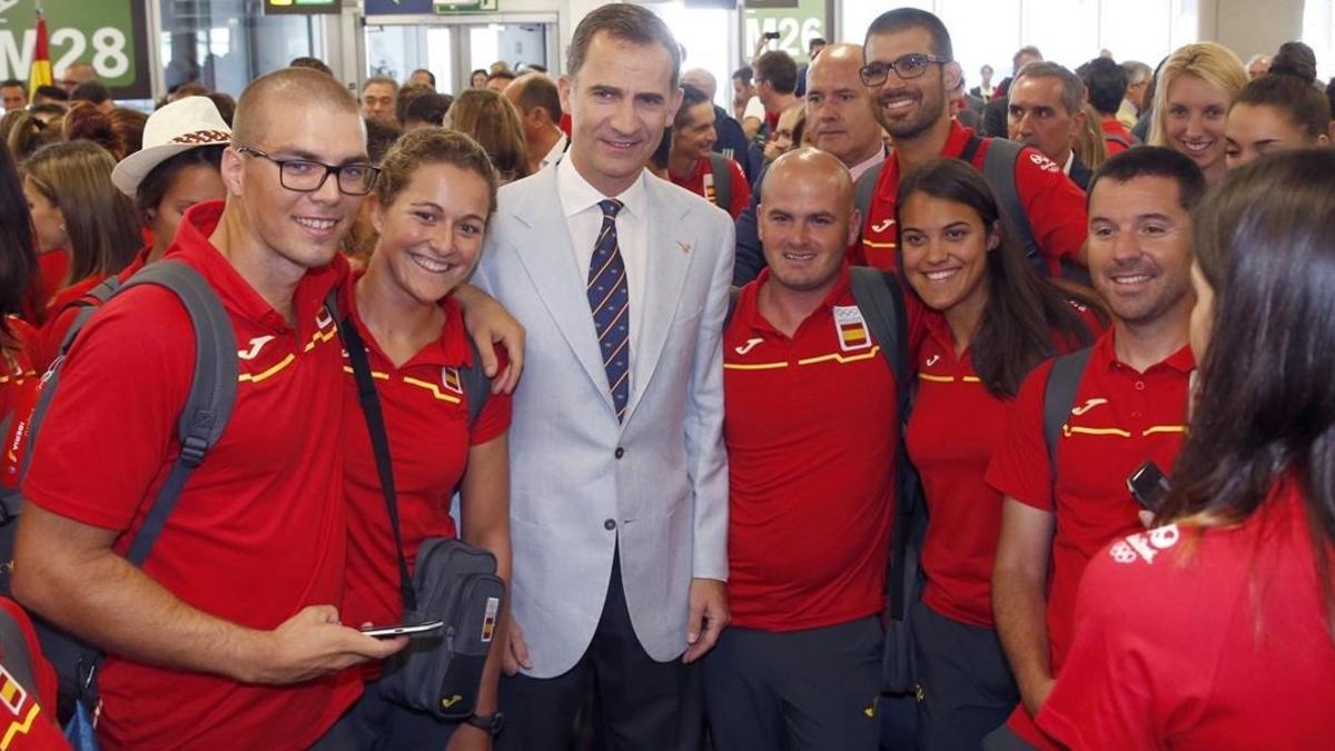 El Rey Felipe se fortografía junto a varios miembros del equipo olímpico, a quien ha despedido este viernes en el aeropuerto de Barajas
