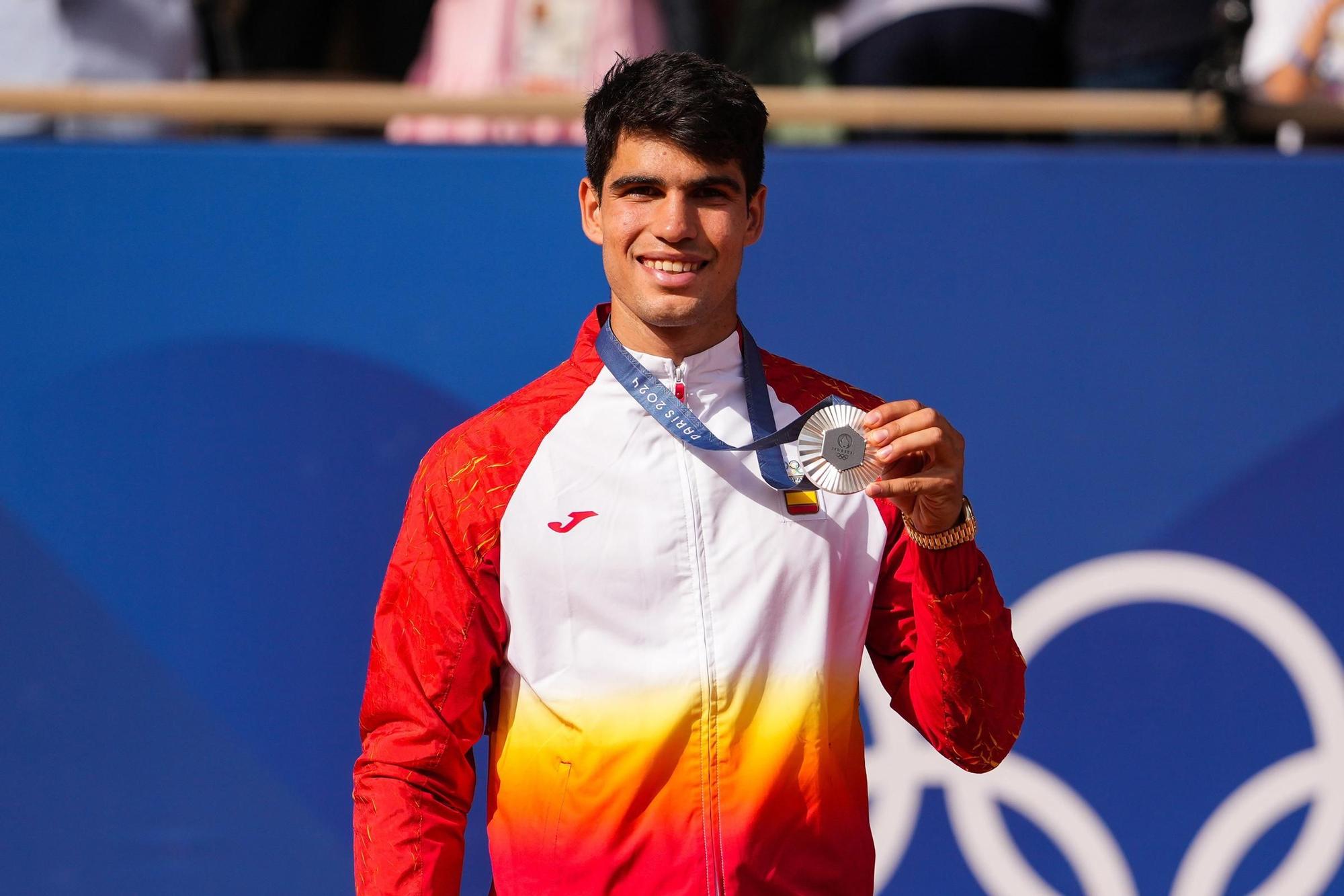 Silver medallist Carlos Alcaraz of Spain poses on the podium during the Tennis Men's Singles medal ceremony after the Men's Singles Gold medal match on Court Philippe-Chatrier at Roland-Garros Stadium during the Paris 2024 Olympics Games on August 04, 202