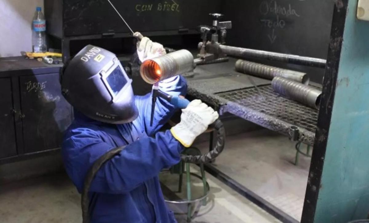 Un soldador en un taller.