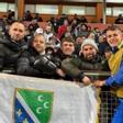 Bazdar posa con una bandera de Bosnia y aficionados tras eliminar a Italia.