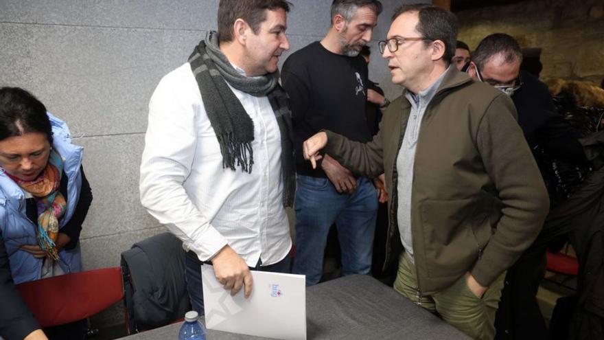 Manuel Suárez (BNG) junto a José Aspérez en un pleno comarcal.