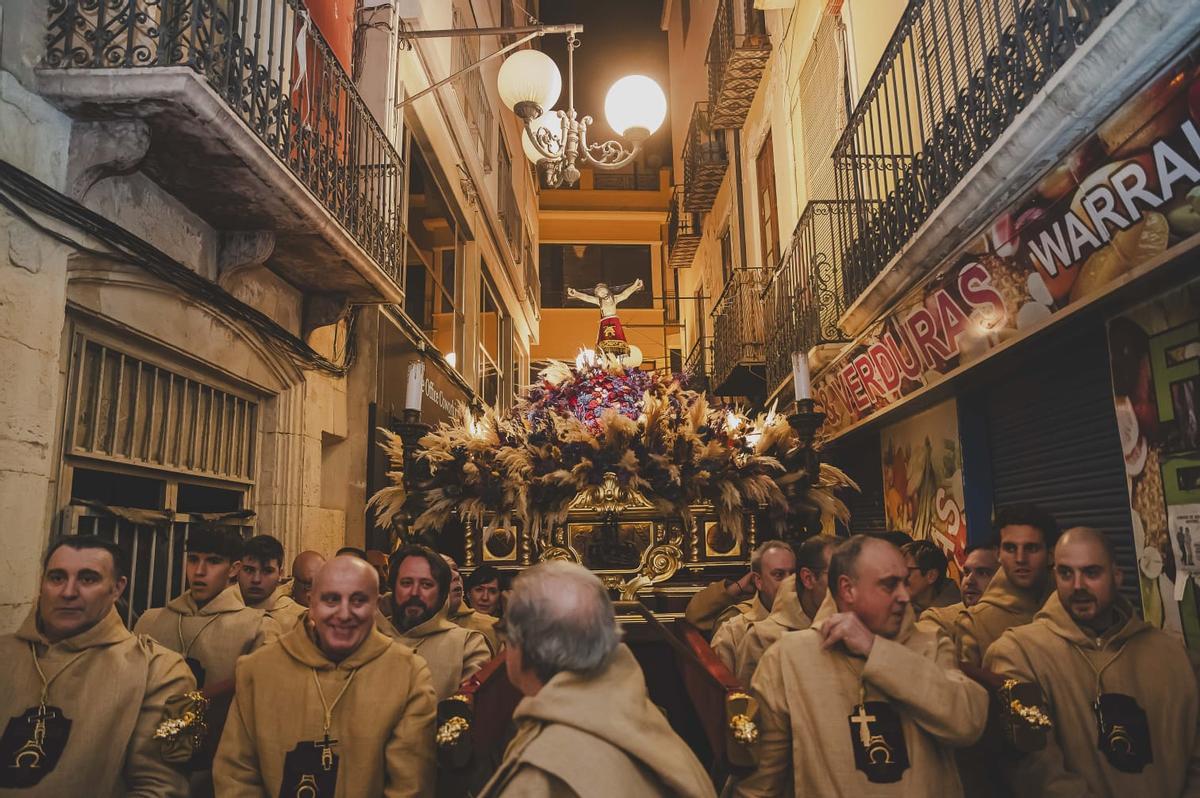 Un baño de devoción al Cristo de Zalamea en Elche Un baño de devoción al Cristo de Zalamea en Elche