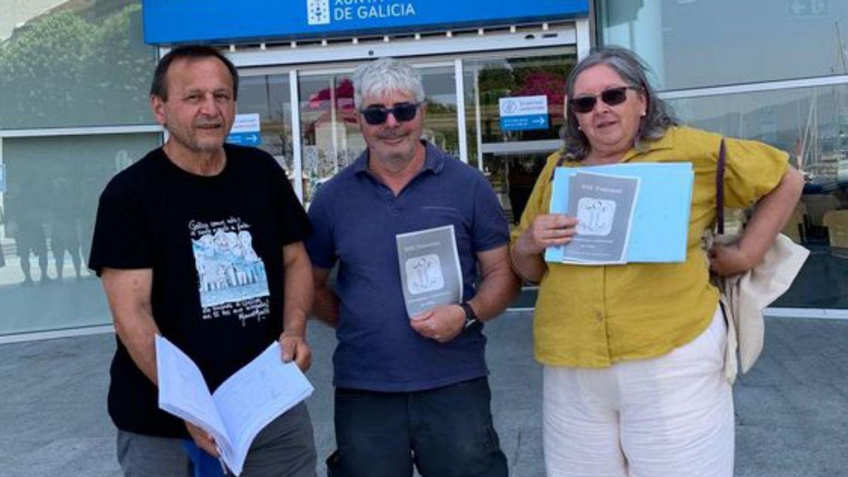 Representantes de SOS Troncoso presentan las firmas en la Xunta.