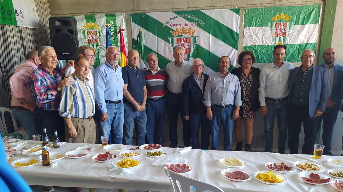 Leyendas blanquiverdes y dirigentes de la Gran Peña del Córdoba CF de Castro del Río, el pasado sábado.