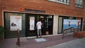 La oficina de CatalunyaCaixa, tras el asesinato ocurrido en julio del 2016 / Elisenda Pons