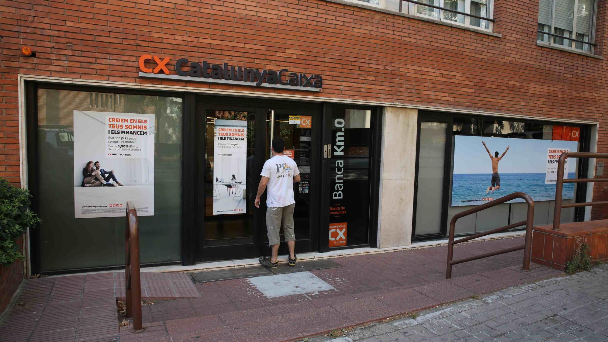 La oficina de CatalunyaCaixa, tras el asesinato ocurrido en julio del 2016 /  Elisenda Pons