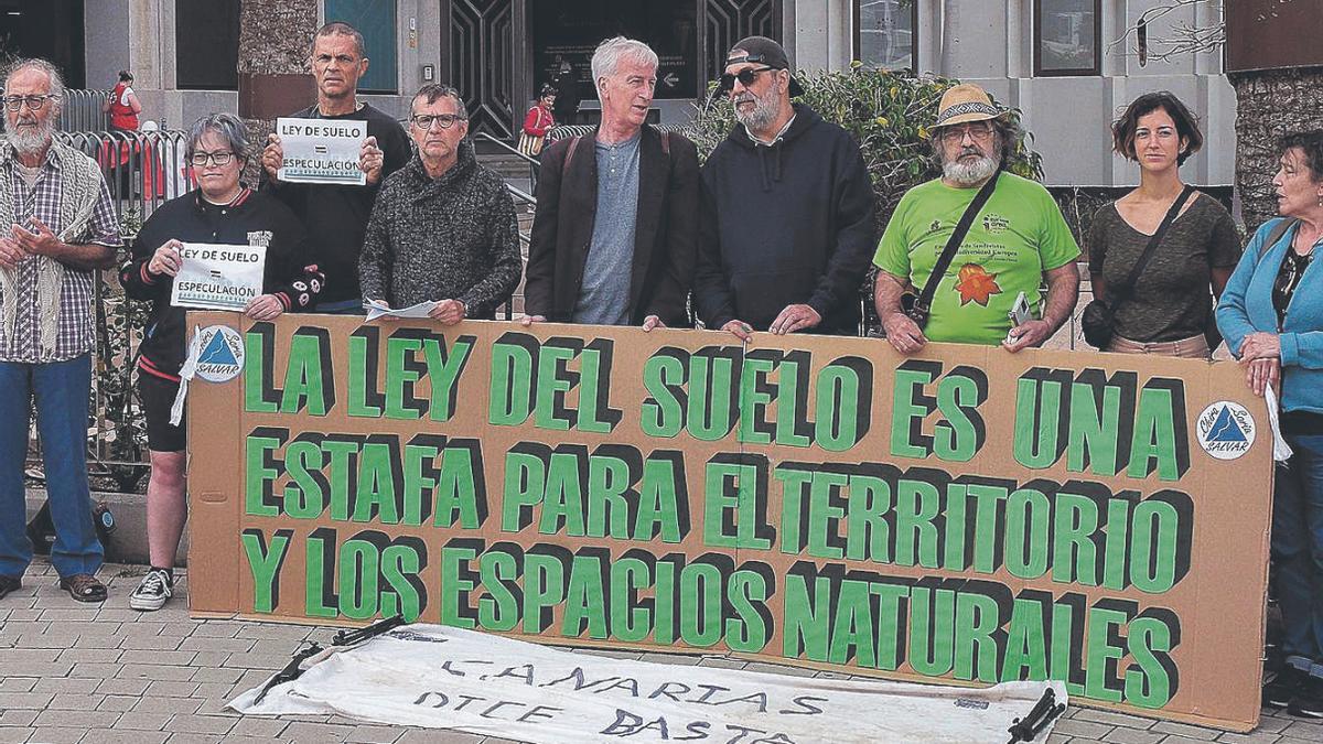 Miembros de la plataforma ciudadana que ayer presentó alegaciones a la Ley del Suelo ante la Comunidad Autónoma, en la capital grancanaria.