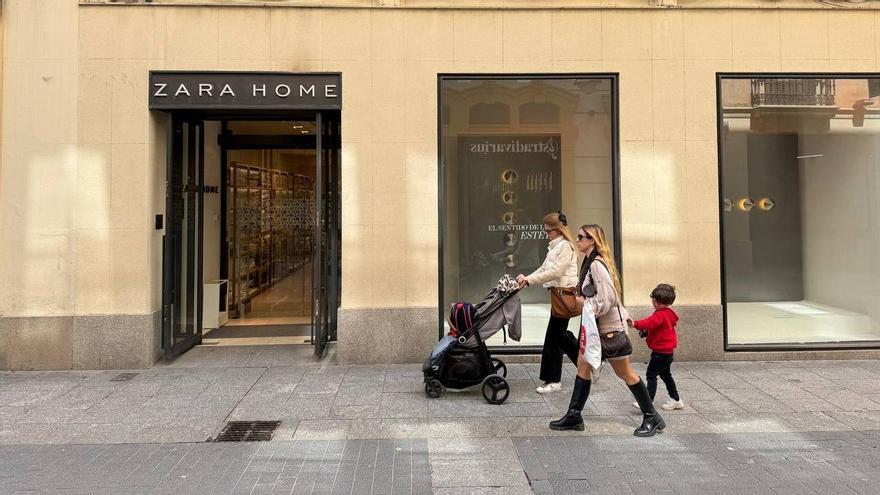 Varias personas pasan delante de la tienda Zara Home en la calle Gondomar, que tiene previsto su cierre.