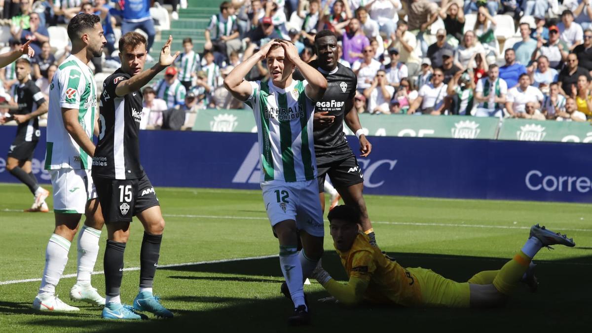 Alberto del Moral se lamenta tras una ocasión de gol ante el Elche.