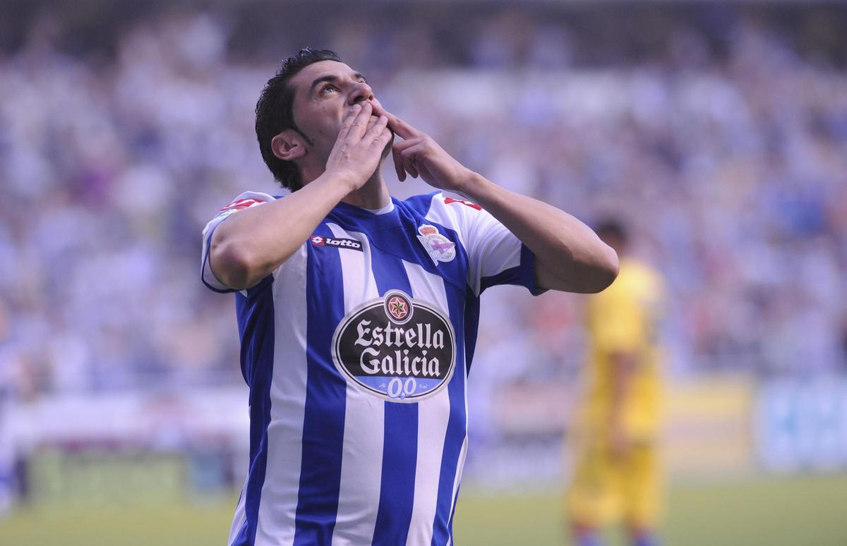 Riki celebra un gol con el Deportivo en 2012.