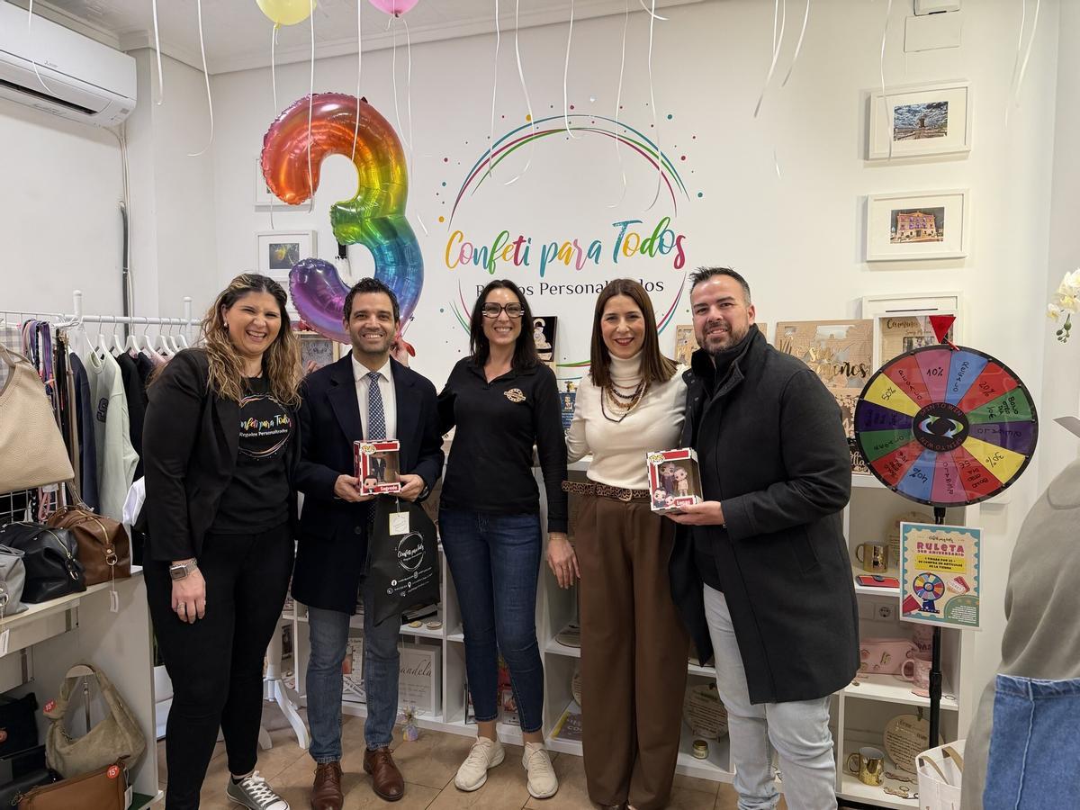 Confeti para Todos regala a Sagredo un Funko Pop con la figura del alcalde.