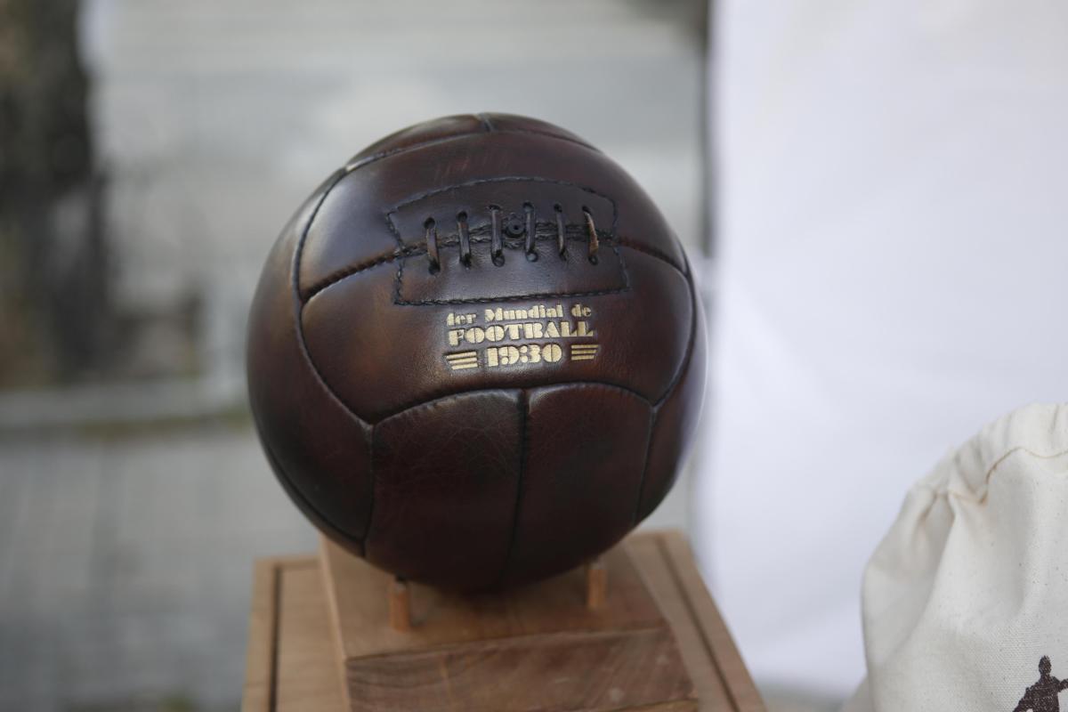 Balón usado en el primer Mundial, en Uruguay 1930.